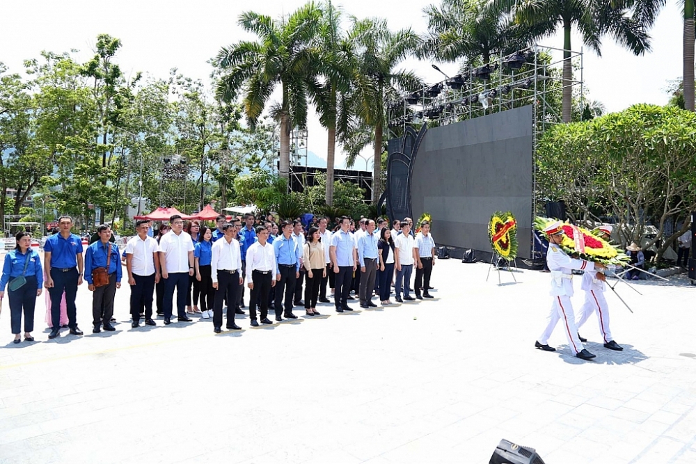 Đoàn công tác của KBNN kính cẩn dâng hương tại Nghĩa trang liệt sĩ Quốc gia Vị Xuyên.