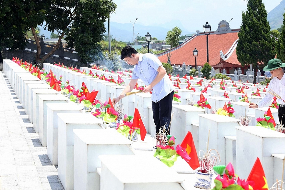 Đoàn công tác Kho bạc Nhà nước dâng hương tại Nghĩa trang Liệt sĩ Vị Xuyên