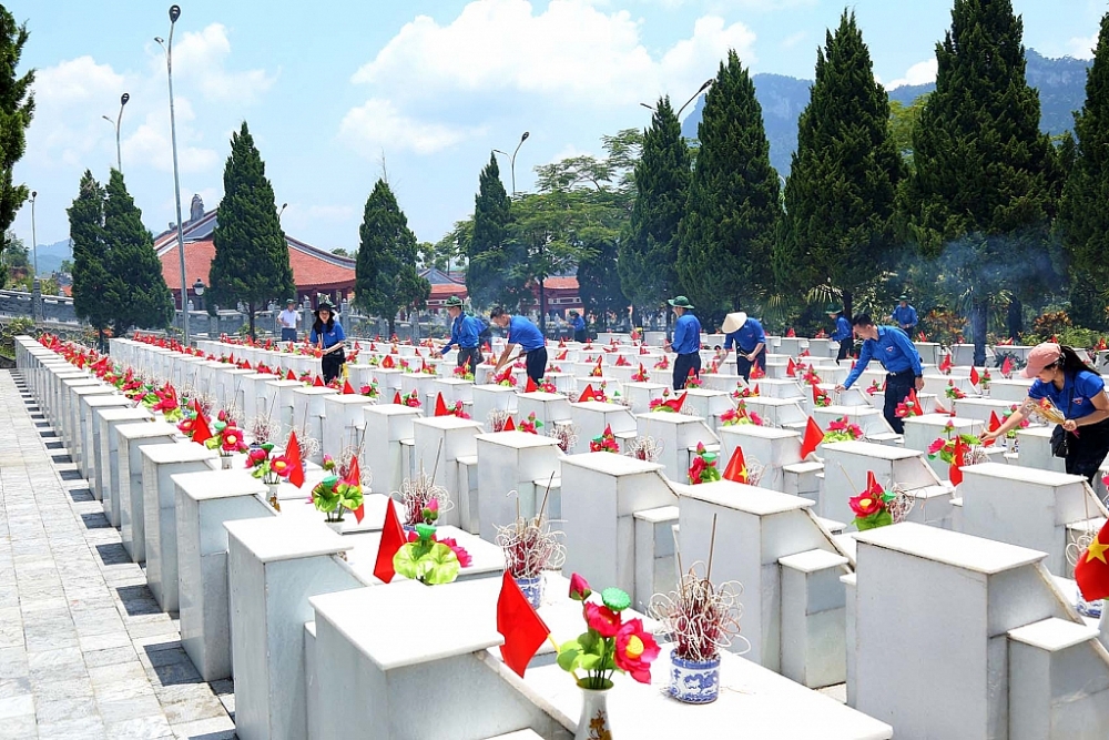 Đoàn công tác Kho bạc Nhà nước dâng hương tại Nghĩa trang Liệt sĩ Vị Xuyên