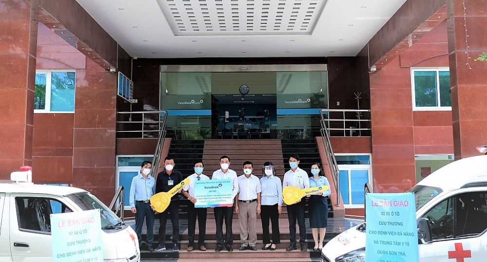 Đại diện Bệnh viện Đà Nẵng, Trung tâm Y tế quận Sơn Trà, TP. Đà Nẵng tiếp nhận xe cứu thương do VietinBank tài trợ.