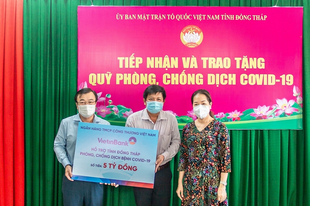 Đại diện VietinBank trao biển tượng trưng ủng hộ 5 tỷ đồng hỗ trợ tỉnh Đồng Tháp trong công tác phòng, chống dịch COVID-19.