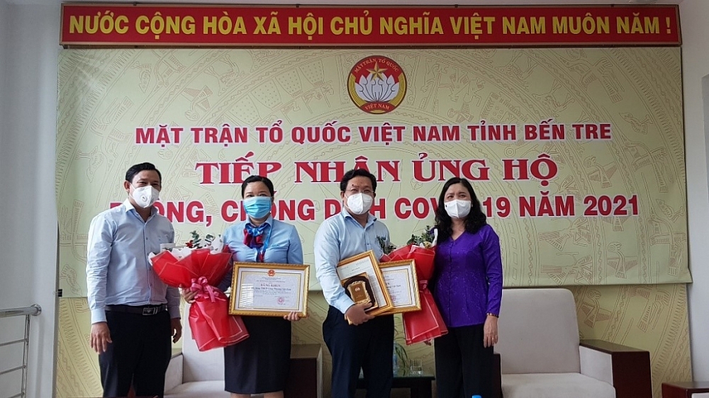 Lãnh đạo tỉnh Bến Tre trao bằng khen và kỷ niệm chương cho VietinBank vì những đóng góp trong công tác phòng chống dịch COVID-19.