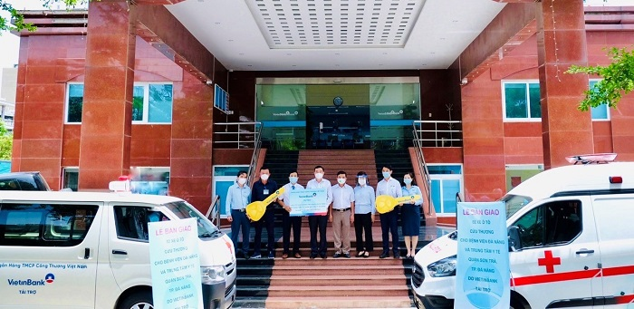 VietinBank trao tặng 2 xe cứu thương chất lượng cao tại Đà Nẵng.
