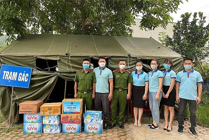 Các đoàn viên, thanh niên VietinBank Yên Bái trao tặng các phần quà cho các chốt kiểm dịch trên địa bàn TP. Yên Bái