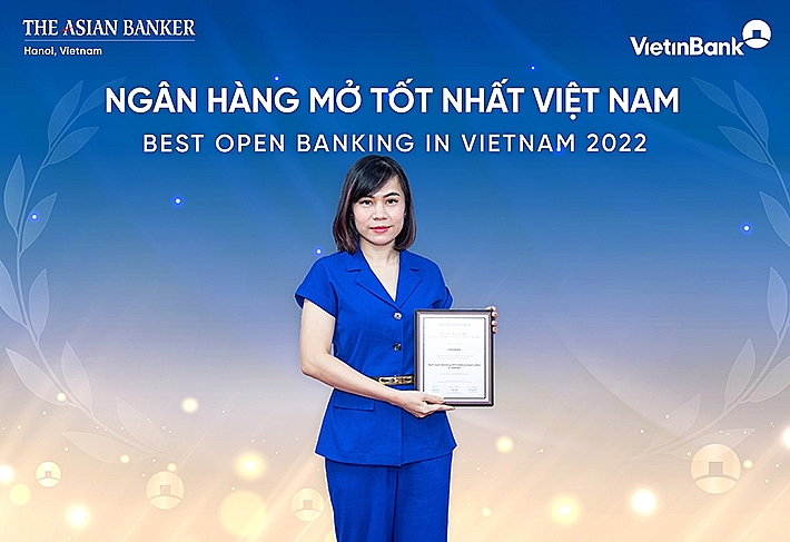 Bà Lê Việt Nga - Trưởng Phòng Thúc đẩy kinh doanh, Trung tâm PTGPTCKH, Khối KHDN đại diện VietinBank nhận giải “Ngân hàng mở tốt nhất Việt Nam”.