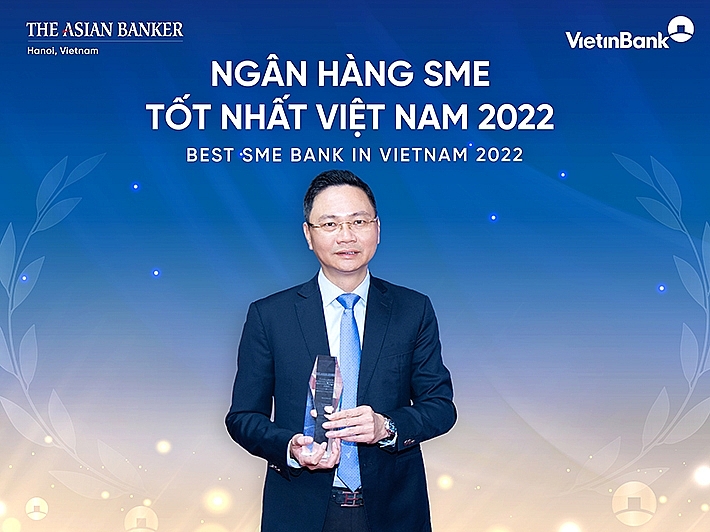 Ông Nguyễn Thanh Tùng - Giám đốc Khối KHDN VietinBank đại diện VietinBank đón nhận Giải thưởng Ngân hàng SME tốt nhất Việt Nam 2022.