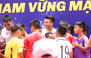 Quang Hải, Văn Quyết "thắp lửa ước mơ" cho trẻ em Hà Nội