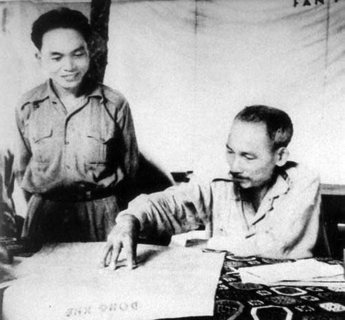 Chủ tịch Hồ Chí Minh và Đại tướng, Tổng tư lệnh Võ Nguyên Giáp bàn kế hoạch tác chiến Chiến dịch Biên giới năm 1950. Ảnh: TTXVN