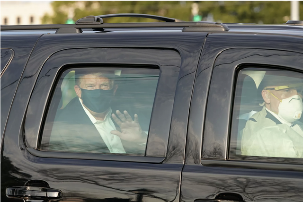 Ông Trump bất ngờ xuất hiện bên ngoài bệnh viện điều trị Covid-19 vào chiều 4/10. Ảnh: Getty Images