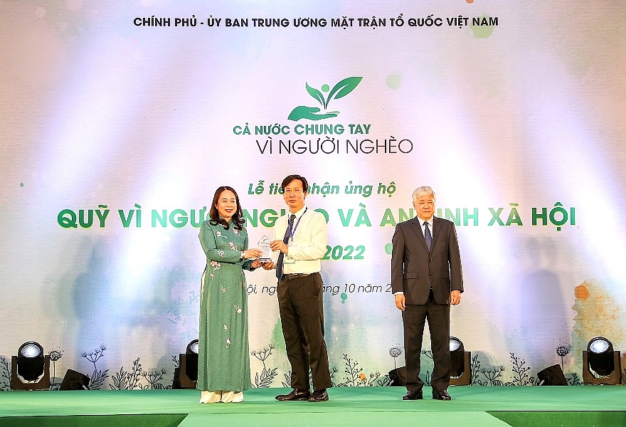 Đồng chí Võ Thị Ánh Xuân - UVTW Đảng, Phó Chủ tịch Nước Cộng hòa XHCN Việt Nam trao biểu trưng cảm ơn cho đại diện Agribank vì đã có những đóng góp thiết thực chung tay giúp đỡ người nghèo
