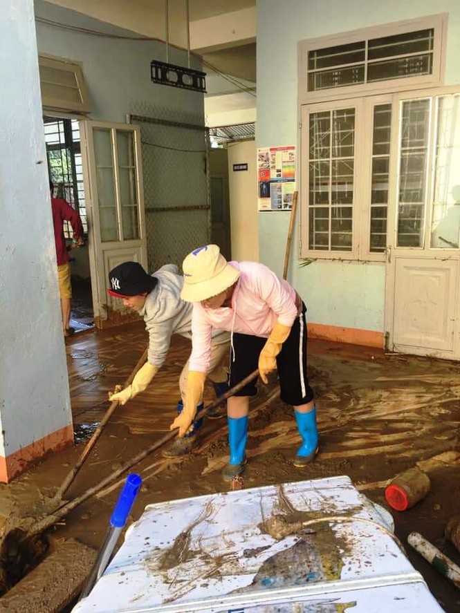 Thầy cô Trà Leng cạo núi bùn, dọn trường sau mưa lũ