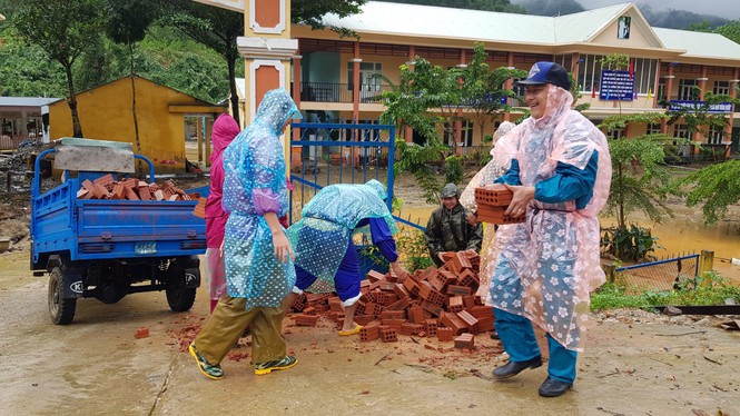Thầy cô Trà Leng cạo núi bùn, dọn trường sau mưa lũ