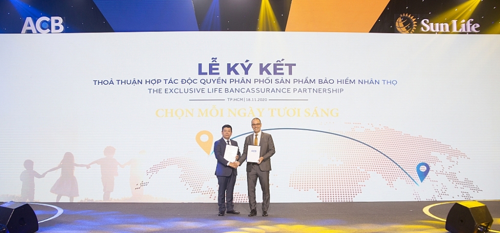 Ông Trần Hùng Huy, Chủ tịch ACB và Ông Larry Madge, Tổng Giám đốc Sun Life Việt Nam bắt tay khởi đầu cho sự hợp tác giữa hai bên.
