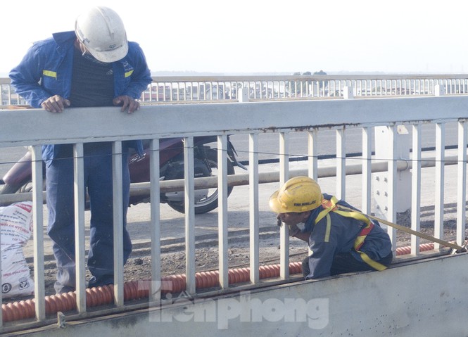 Mặt cầu Thăng Long đang được sửa ra sao?