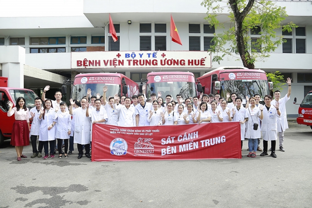 Hơn 130 y bác sĩ từ bệnh viện TW Huế sẽ tham gia vào các chuyến xe Sát Cánh Bên Miền Trung, thăm khám và phát thuốc miễn phí cho hơn 7.500 người dân miền Trung tại các địa phương khó khăn.
