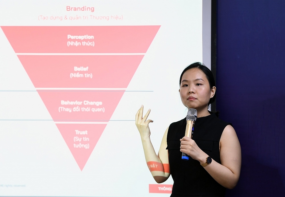 Bà Nguyễn Tú Quỳnh - Trưởng ban Hoạch định Chiến lược của Narrativ.Design™ chia sẻ tại sự kiện.