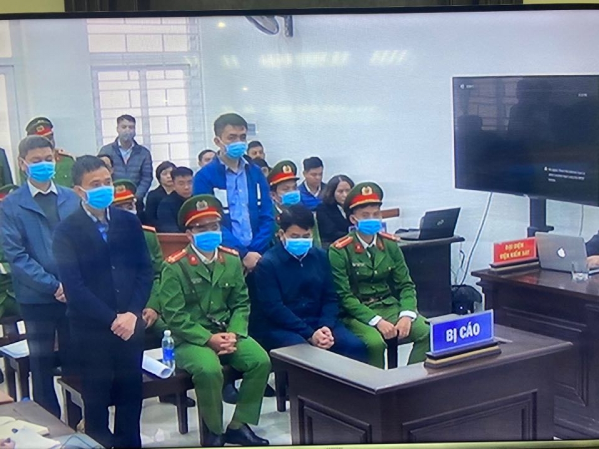 Ông Nguyễn Đức Chung (ngồi giữa) tại phiên tòa