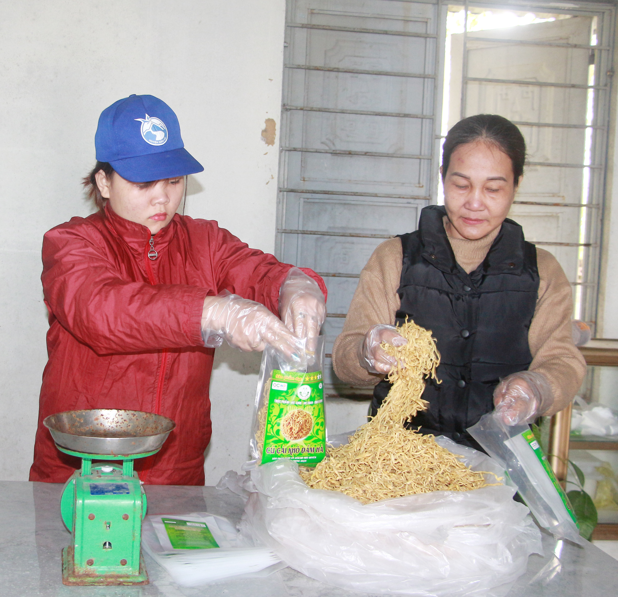 Củ cải khô Đầm Hà được đóng thành từng gói 300g, hút chân không và chuyển đi tiêu thụ.