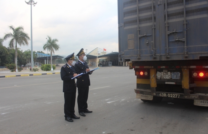 Hoạt động xuất nhập khẩu qua cửa khẩu Lao Bảo khởi sắc ngày đầu năm