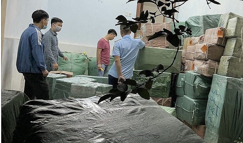 Lực lượng QLTT Quảng Ninh kiểm tra  kho hàng Bình An Logistics-Bưu cục Móng Cái thuộc Cty TNHH Thương mại Vận tải Bình An.