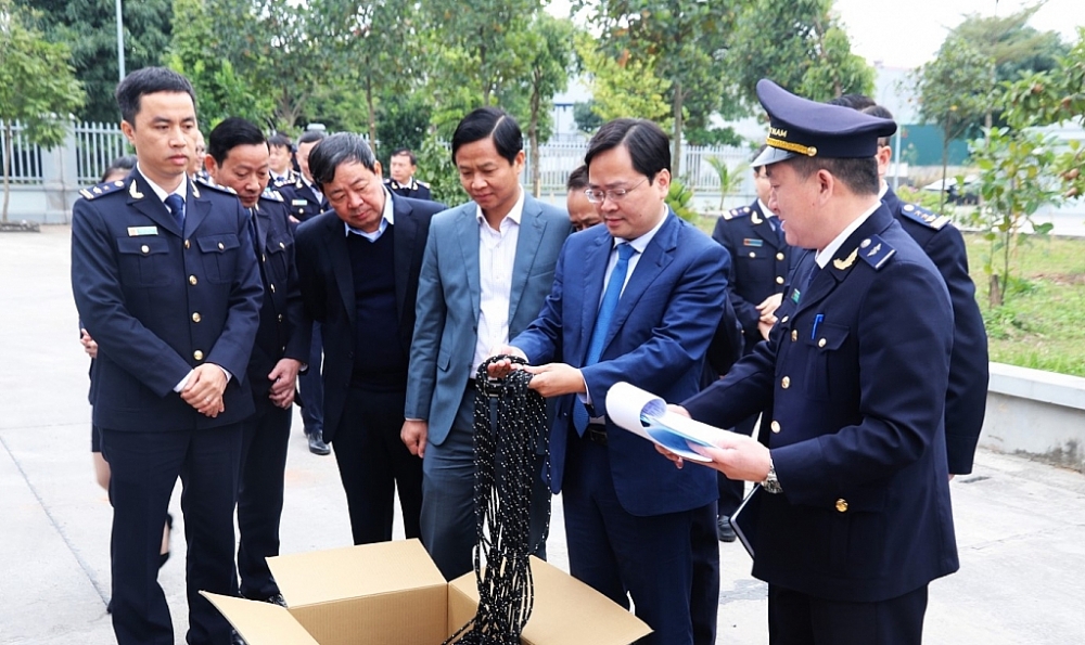 Bí thư Tỉnh ủy Nguyễn Anh Tuấn (thứ 2 từ phải qua) kiểm tra hoạt động thông quan hàng hóa xuất nhập khẩu tại Chi cục Hải quan ICD Tiên Sơn.