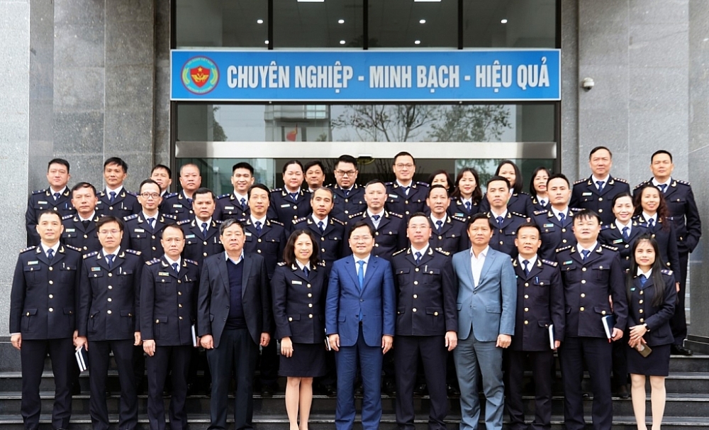 Bí thư Tỉnh ủy chụp ảnh lưu niệm với tập thể cán bộ lãnh đạo Cục Hải quan Bắc Ninh.