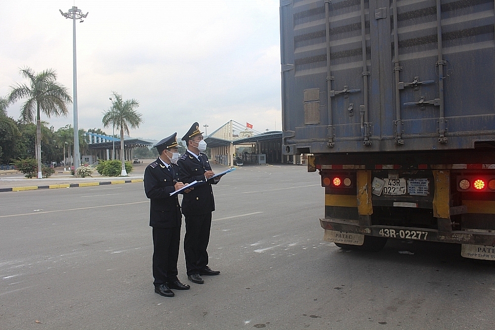 Công chức Chi cục Hải quan cửa khẩu Lao Bảo kiểm tra, giám sát hàng hóa.