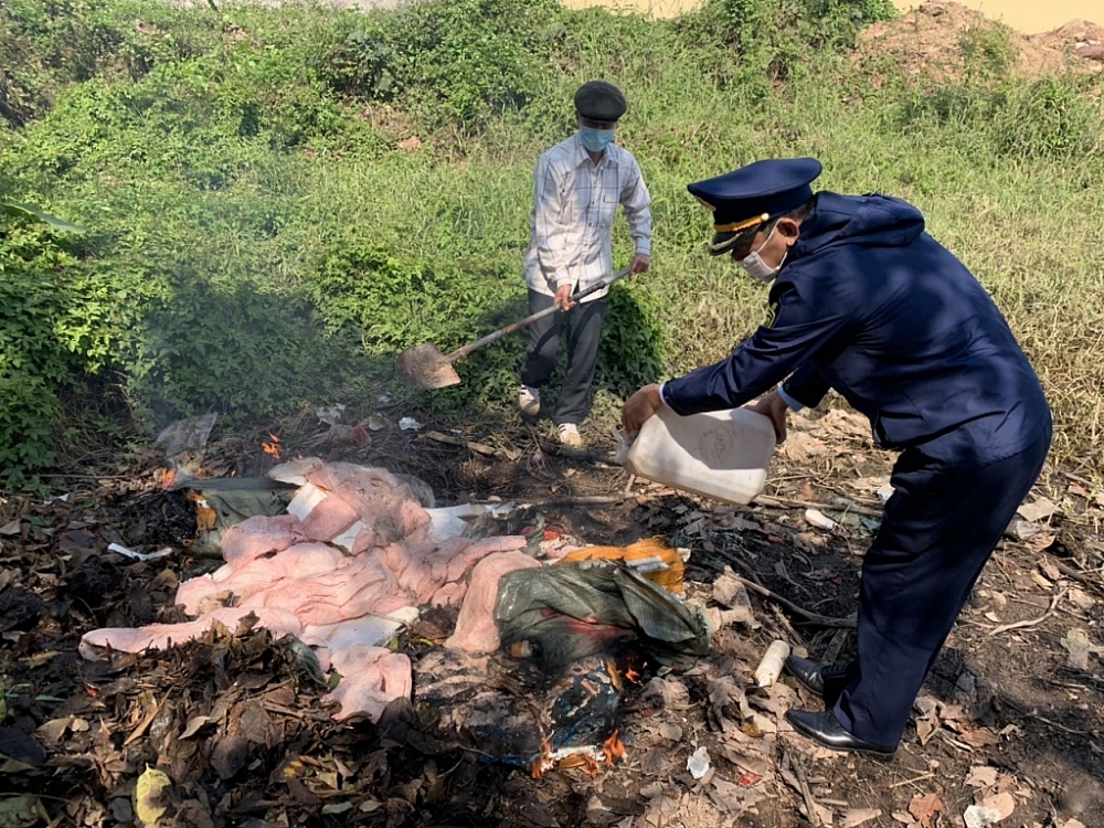 Lực lượng Quản lý thị trường tiêu hủy hàng hóa vi phạm. Nguồn Cục QLTT Quảng Ninh
