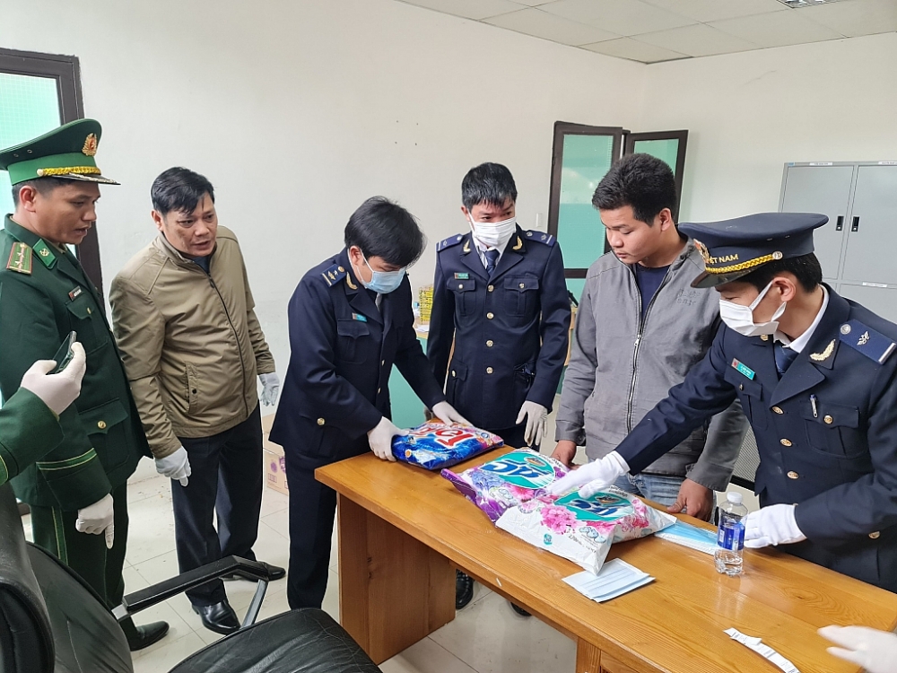 Lực lượng chức năng tổ chức khám xét hành lý chứa ma túy ngày 10/1/2023. Ảnh do Hải quan Quảng Trị cung cấp.