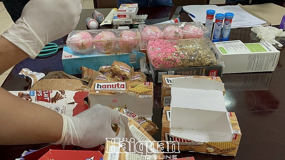 Ma túy cất giấu trong kiện hàng dưới vỏ bọc là bánh kẹo, thực phẩm chức năng bị lực lượng Hải quan Hà Nội phát hiện, thu giữ tháng 11/2022. Ảnh: N.Linh