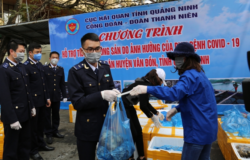 Hải quan Quảng Ninh hỗ trợ tiêu thụ hơn 3 tấn hàu, ngao cho bà con huyện Vân Đồn