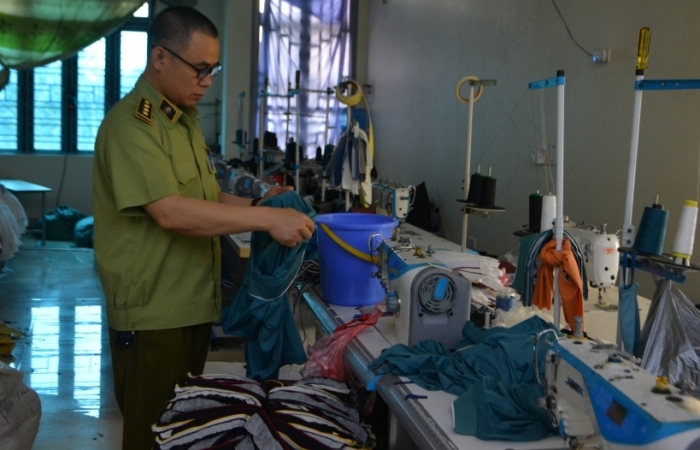Phanh phui cơ sở sản xuất quần áo giả mạo nhãn hiệu nổi tiếng tại Hưng Yên