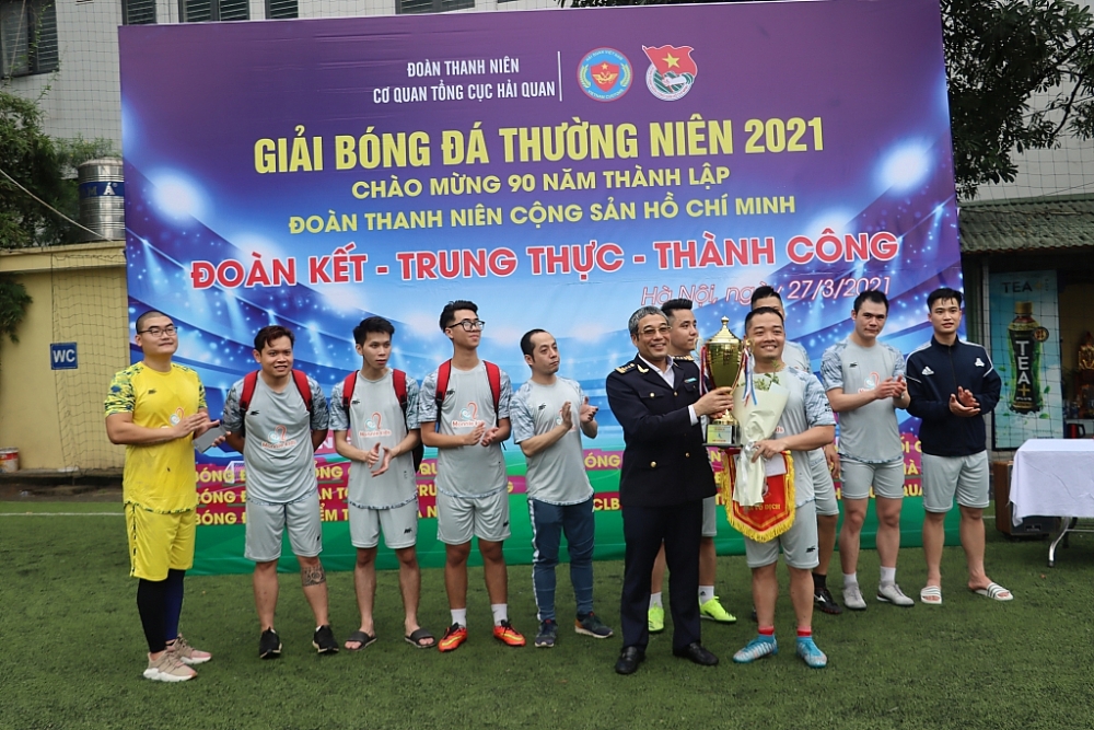 Ông Kim Long Biên, Ủy viên Ban Chấp hành Đảng ủy cơ quan Tổng cục Hải quan trao giải Nhất cho đội Bóng Công ty TNHH Đức Quang. Ảnh: Q.H Ông Kim Long Biên, Ủy viên Ban Chấp hành Đảng ủy cơ quan Tổng cục Hải quan trao giải Nhất cho đội Bóng Công ty TNHH Đức Quang. Ảnh: Q.H