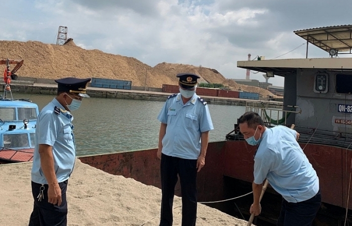 Hải quan Quảng Ninh tăng cường chống buôn lậu xăng dầu, khoáng sản