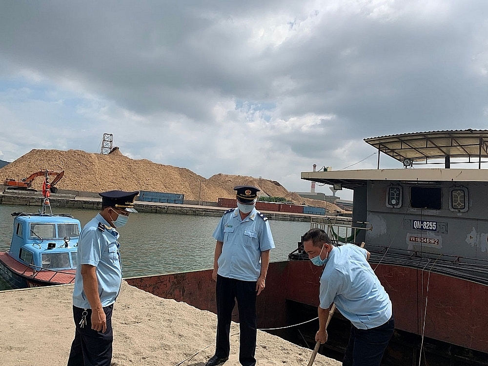 Lực lượng Hải quan Quảng Ninh kiểm tra phương tiện vi phạm trong năm 2021. 
