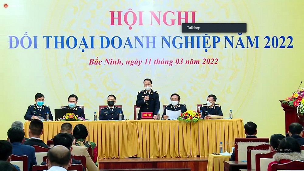 Lãnh đạo Cục Hải quan Bắc Ninh điều phối phần giải đáp vướng mắc tại hội nghị. ẢNH: q.h