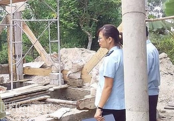 Công chức Hải quan Quảng Bình tham gia ủng hộ gia đình có hoàn cảnh khó khăn