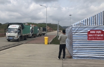 Gần 300 container hàng chờ xuất tại Móng Cái