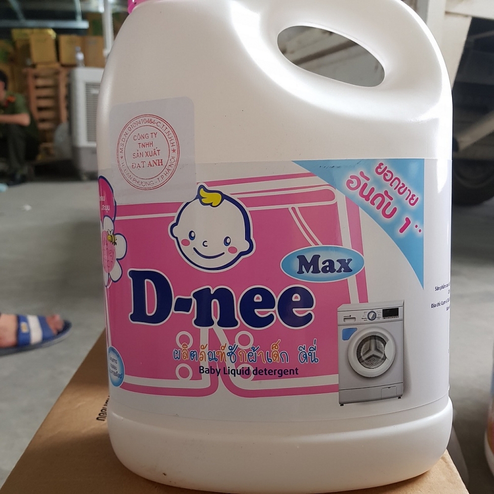 Dùng xô, chậu để pha chế nước giặt giả nhãn hiệu D-nee, Comfort