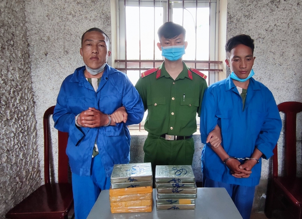 Hai đổi tượng cùng tang vật tại cơ quan Công an.