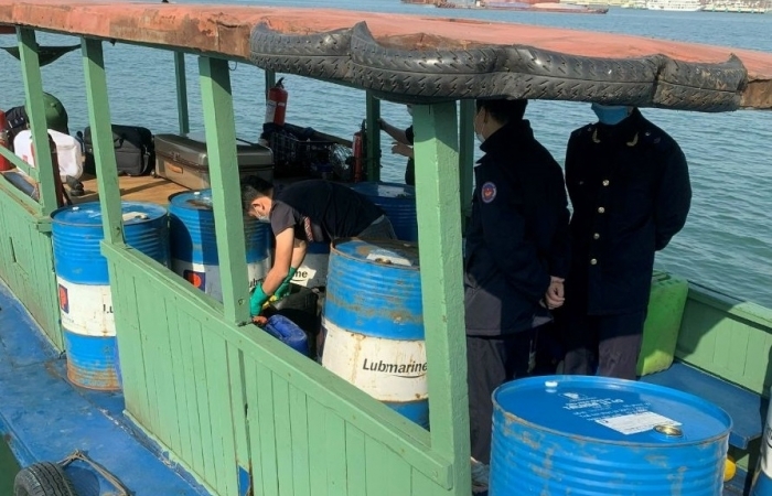 Hải quan Quảng Ninh bắt tàu gỗ vận chuyển trái phép 1.300 lít xăng