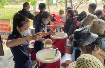 Thanh niên Hải quan Quảng Trị trao quà tới bệnh nhân nghèo