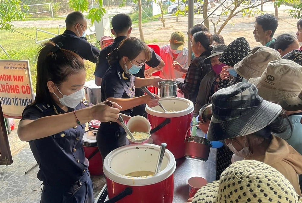 Thanh niên Hải quan Quảng Trị trao quà tới bệnh nhân nghèo