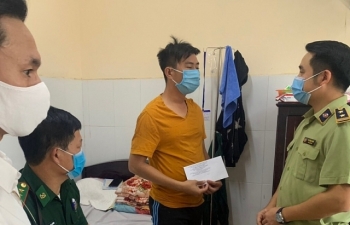 Thăm hỏi cán bộ, chiến sỹ bị thương khi làm nhiệm vụ chống buôn lậu tại Kiên Giang