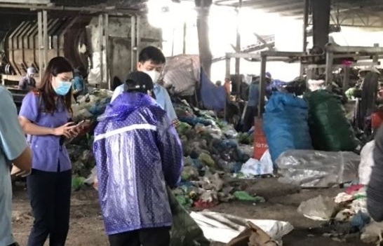 Hải quan Bắc Phong Sinh tiêu hủy hơn 3.000 thỏi son, hộp phấn nhập lậu