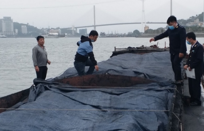 Hải quan Quảng Ninh ngăn hành vi sang mạn trái phép hàng hóa trên biển