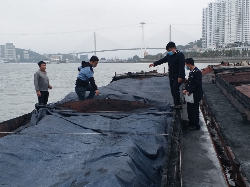 Hải quan Quảng Ninh tăng cường đấu trang chống hành vi sang mạn trái phép hàng hóa trên biển.