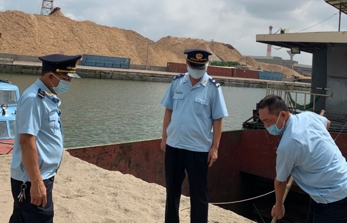 Hải quan Quảng Ninh phát hiện tàu chở gần 300 m3 cát không giấy tờ