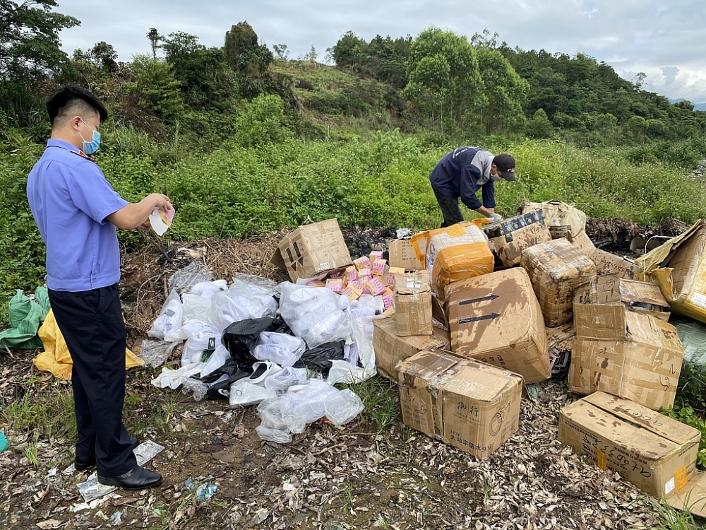 Hải quan Quảng Ninh tiêu hủy hơn 25.000 sản phẩm mỹ phẩm, thuốc lá điện tử