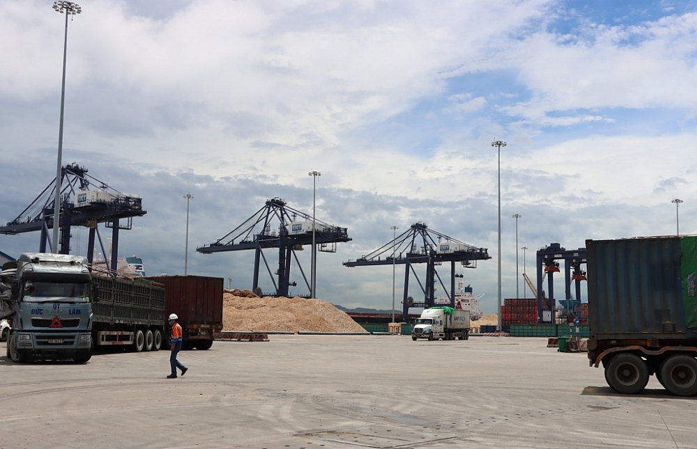 Hoạt động xuất nhập khẩu hàng hóa trên địa bàn cảng Cái Lân, Quảng Ninh. Ảnh: Q.H